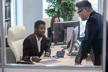 İki kültürler arası iş adamı ofiste danışmanlık yapıyor.