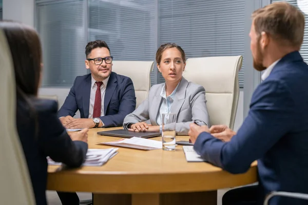 Grupo de jovens colegas a discutir pontos de trabalho — Fotografia de Stock