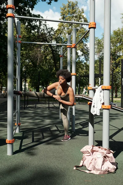 Mujer joven en ropa deportiva ejerciendo por las instalaciones en la mañana — Foto de Stock