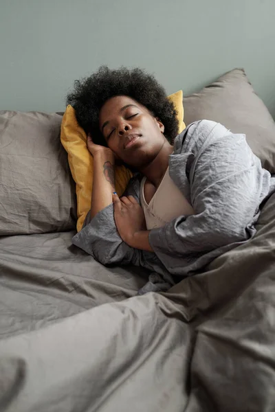 Moe Afrikaanse vrouw liggend onder deken in bed — Stockfoto