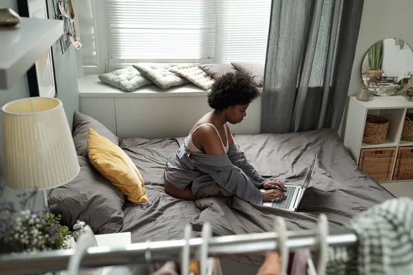 Jeune femme pigiste tapant sur clavier d'ordinateur portable — Photo