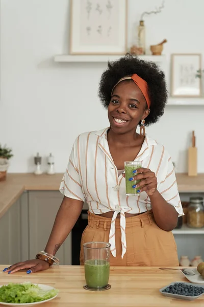 Genç, neşeli Afrikalı kadın bir bardak smoothie ile — Stok fotoğraf