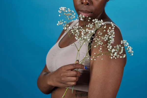 Körperteil einer jungen Plus-Size-Frau mit weißer Blume — Stockfoto