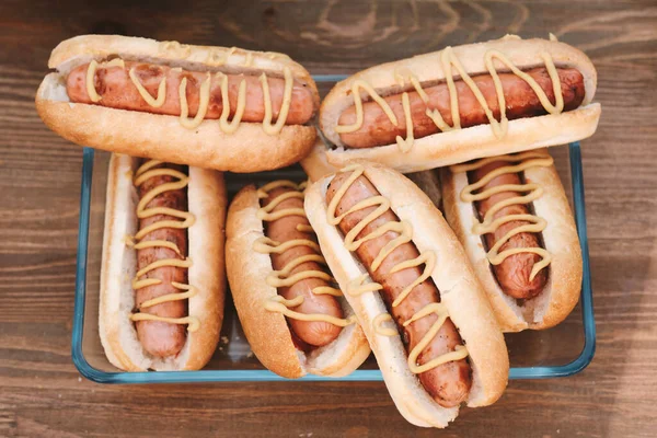 Groupe de hot-dogs savoureux aux saucisses et moutarde — Photo