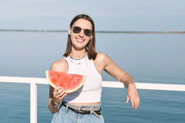 Bastante hembra en gafas de sol sosteniendo gran rebanada de sandía —  Fotos de Stock