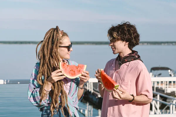 Jovens datas felizes com fatias de melancia suculenta fresca — Fotografia de Stock