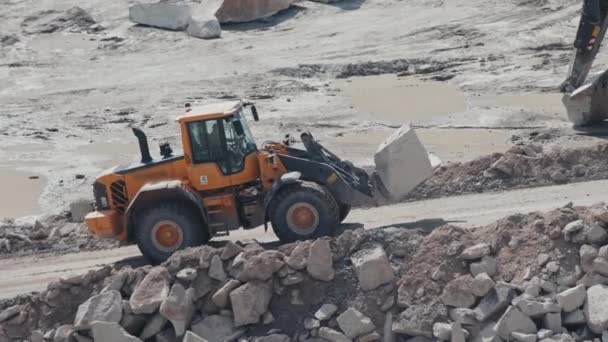 Traceerschot Van Onherkenbare Arbeider Rijder Langs Weg Steengroeve Transporterend Blok — Stockvideo