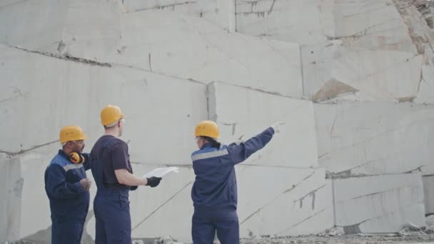 Foto Media Supervisora Casco Gafas Seguridad Uniforme Instruyendo Los Trabajadores — Vídeos de Stock