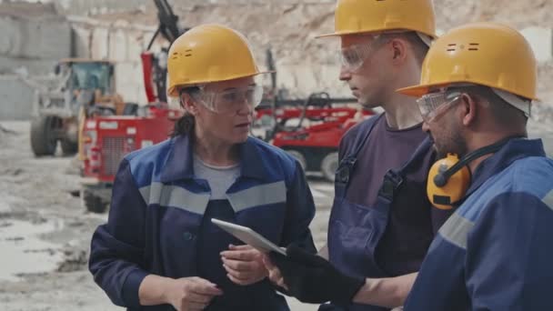 Handheld Tracking Female Supervisor Hard Hat Safety Goggles Pointing Something — Stock Video