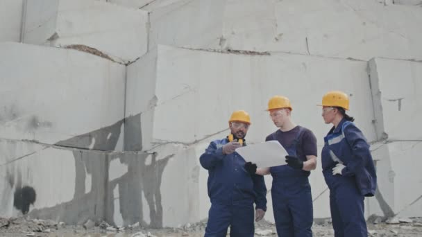 Foto Media Trabajadores Trabajadoras Uniforme Gorras Duras Gafas Seguridad Mirando — Vídeos de Stock