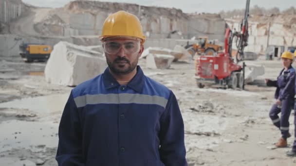 Långsam Spårning Porträtt Manlig Arbetare Uniform Skyddsglasögon Och Hatt Korsar — Stockvideo