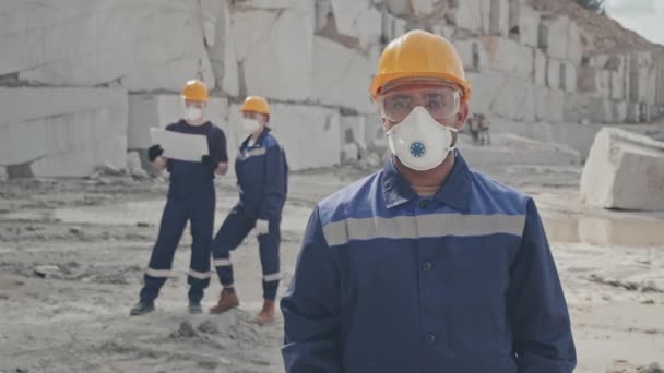 Lento Seguimiento Disparo Trabajador Masculino Uniforme Guantes Máscara Polvo Gafas — Vídeos de Stock