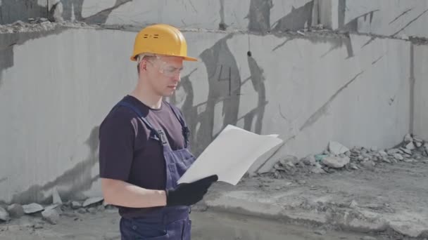 Seguimiento Retrato Trabajador Masculino Overol Sombrero Duro Gafas Seguridad Pie — Vídeos de Stock