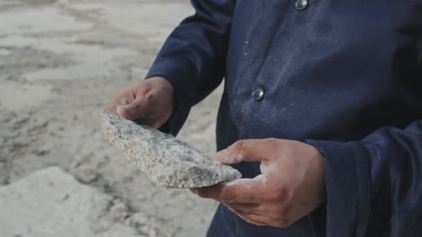 Close Tiro Homem Irreconhecível Segurando Inspecionando Rocha Granito Bruto Local — Vídeo de Stock