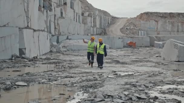 Kadın Yöneticinin Erkek Arkadaşının Yelekli Kasklı Hallerinin Granit Ocağında Yürürken — Stok video