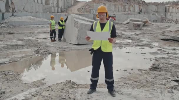 Rilevamento Rallentatore Del Supervisore Maschile Con Cappello Rigido Occhiali Sicurezza — Video Stock