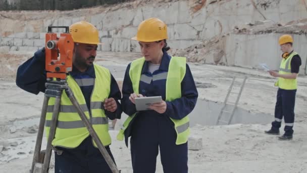 Retrato Seguimiento Lento Supervisora Haciendo Notas Tableta Trabajador Árabe Chaleco — Vídeos de Stock