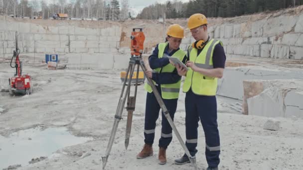 Langzaam Volgen Van Professionals Die Granietgroeve Werken Vrouwelijke Werknemer Vest — Stockvideo