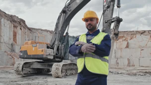 Portrait Eines Arabischen Männlichen Arbeiters Uniform Und Hut Der Granitbruch — Stockvideo