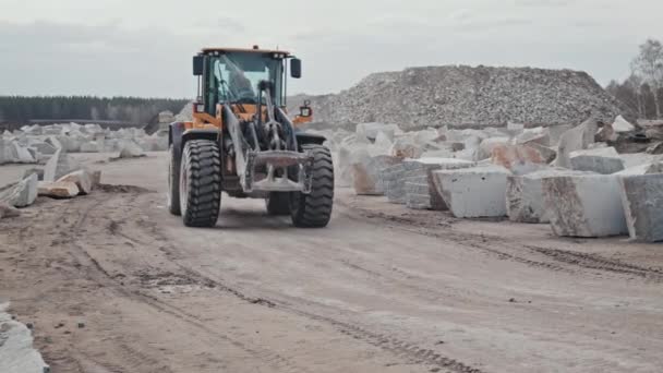 Granit Ocağındaki Yolda Kamerasıyla Tanımlanamayan Sürücü Tekerleği Yükleyicisinin Takibi — Stok video