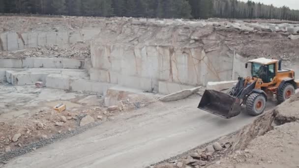 Spårning Skott Lastare Som Kör Längs Vägen Drag Aktiv Granit — Stockvideo