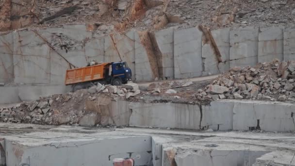 Handgehaltene Kamerafahrt Eines Mit Schutt Oder Granitsteinen Beladenen Lastwagens Der — Stockvideo