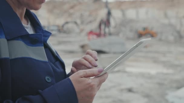 Spårning Närbilder Medelålders Kvinnlig Handledare Uniform Skyddsglasögon Och Hårdhattstypning Surfplatta — Stockvideo