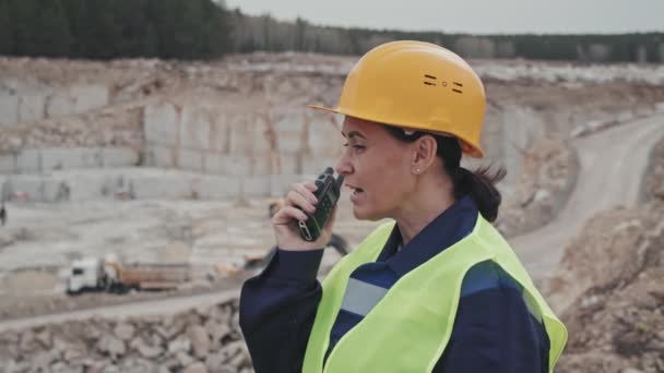 Kadın Yöneticinin Güvenlik Yeleği Kasketli Portresi Granit Ocağının Tepesinde Dikilirken — Stok video