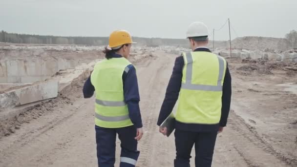 Slowmo Tracking Female Supervisor Male Manager Safety Vests Hard Hats — Stock Video