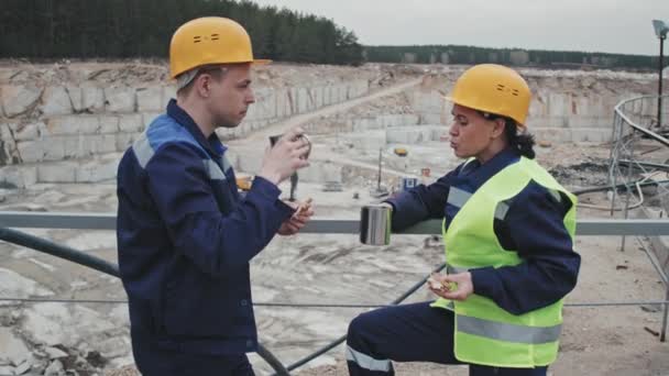 Schnappschuss Von Arbeitern Und Arbeiterinnen Harten Hüten Die Auf Einem — Stockvideo