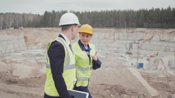 Śledzenie Slowmo Męskiego Menadżera Garniturze Kamizelce Bezpieczeństwa Tablecie Twardym Kapeluszem — Wideo stockowe