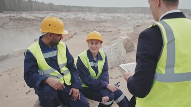 Slowmo Střední Záběr Muže Manažera Obleku Záchranné Vestě Drží Tablet — Stock video