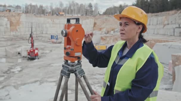 Seguimiento Lentitud Trabajadora Chaleco Sombrero Duro Utilizando Equipos Medición Topografía — Vídeo de stock