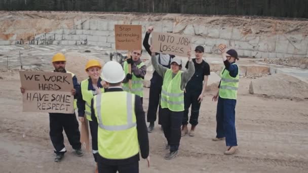 Slowmo Sledování Záběru Davu Pracovníků Lomu Cedulemi Protestující Konfrontující Firemní — Stock video