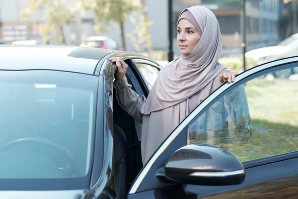 Vrouw met auto deur geopend — Stockfoto