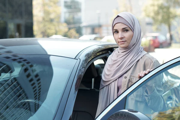 Mujer musulmana con su coche —  Fotos de Stock