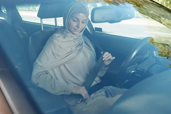 Mujer moderna corchete cinturón de seguridad —  Fotos de Stock