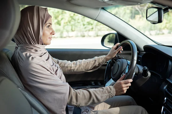Μουσουλμάνα γυναίκα οδηγεί αυτοκίνητο — Φωτογραφία Αρχείου