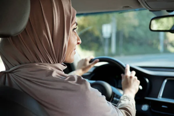 Vrouw in Hijab rijdende auto — Stockfoto