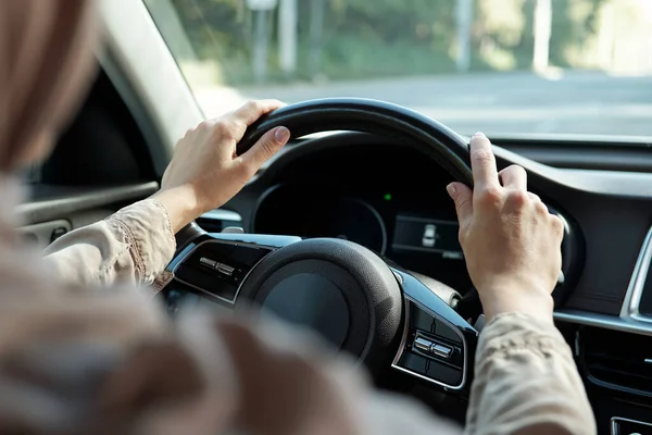 Mujer irreconocible coche de conducción —  Fotos de Stock