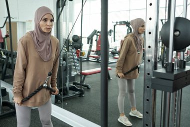 Spor Salonunda Müslüman Kadın Egzersizi