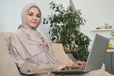 dizüstü bilgisayar ile Müslüman kadın