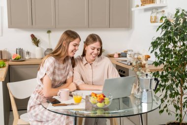 Dizüstü bilgisayarın önünde iki çağdaş genç kız videosu.