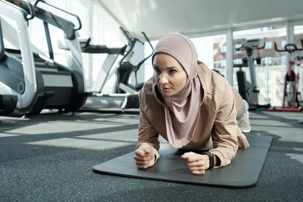 Sportovní muslim žena dělá deska — Stock fotografie