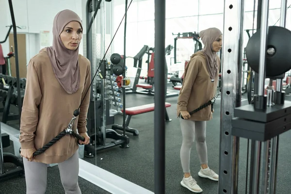 Mujer musulmana haciendo ejercicio en el gimnasio —  Fotos de Stock