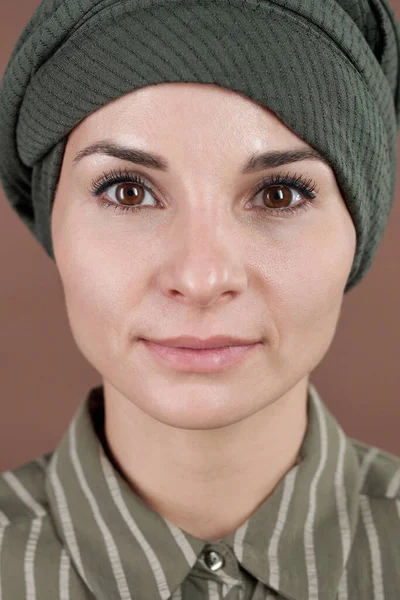 Mujer en turbante Primer plano —  Fotos de Stock