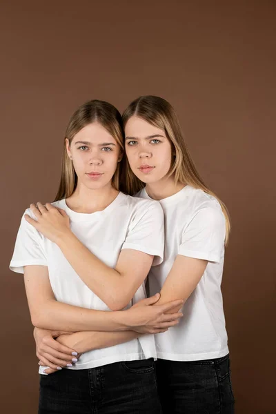 Duas meninas afetuosas em camisetas brancas e jeans pretos — Fotografia de Stock