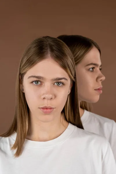 思春期の女の子立っていますで彼女の双子の妹 — ストック写真