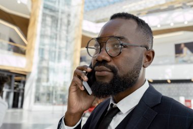 Kulağında akıllı telefon olan çağdaş iş adamı