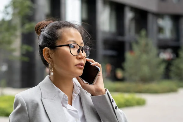 Ung allvarlig asiatisk affärskvinna ringer affärspartner — Stockfoto
